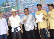 Pemkot Palopo Serahkan Akta Hibah Tanah Pekuburan Umat Hindu