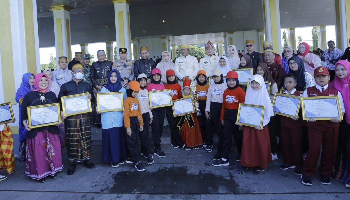 Hardiknas 2025 Jadi Momen Bersejarah, Pata-Dhevy Luncurkan Seragam Gratis Plus untuk Ribuan Pelajar di Luwu