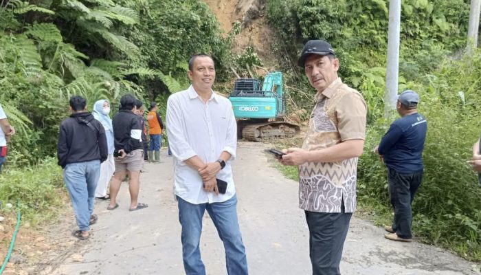 Hanya Hitungan 2 Jam, Jalan Longsor di Latuppa Sudah Dapat Dilalui