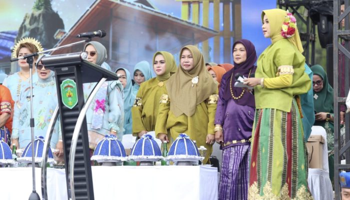 Meriah! Ketua TP-PKK Luwu Hadiri HUT Luwu Timur ke-22 yang Penuh Gebrakan