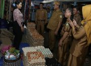 Bupati Luwu Tinjau Harga Sembako di Pasar Bajo, Harga Telur Alami Penurunan