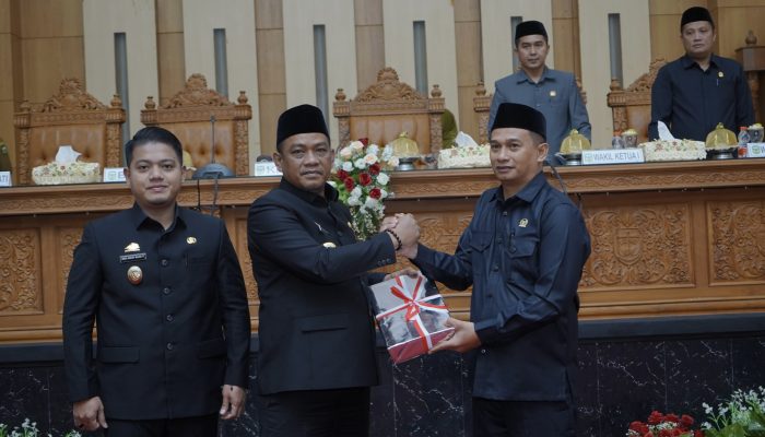 Bupati Luwu Serahkan Ranperda Pertanggungjawaban APBD 2024 dan RPJMD 2025–2029