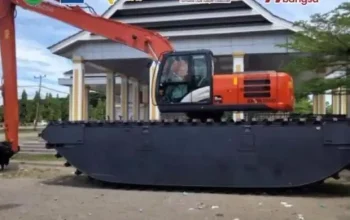 Pemkab Luwu Serahkan Ekskavator Amfibi untuk Perkuat Mitigasi Banjir