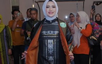 Nilasari Dhevy Bijak Tampilkan Gaun Motif Luwu pada UMKM FI3STA 2025