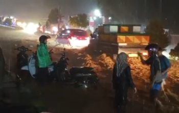 Hujan Deras Rendam Kota Palopo, Sejumlah Ruas Jalan Lumpuh dan Pengendara Terdampak