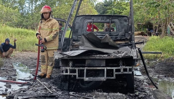 Mobil Angkut BBM Ilegal Hangus Terbakar di Malili, Diduga Hendak Diselundupkan Ke Sultra