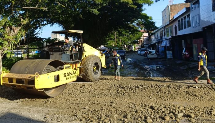 Jalan Rusak Keluhkan Warga, Pemkab Luwu Turunkan Alat Berat ke Pasar Lama Belopa