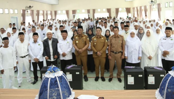 Semarak Sambut Tamu Allah, Kemenag Luwu Gelar Pemantapan Manasik dan Penyerahan Koper Jemaah Haji 2025