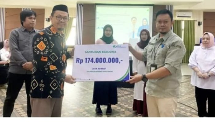BPJS Ketenagakerjaan Luwu Utara Serahkan Beasiswa Rp174 Juta kepada Ahli Waris Peserta