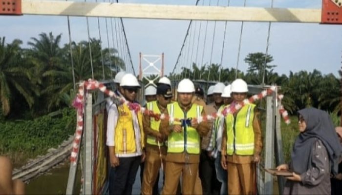 Bupati Luwu Utara Resmikan Jembatan Gantung Kanjiro, Perkuat Akses Antar Desa