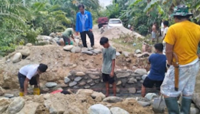 Jalisman Bangun Pladekker Pakai Dana Pribadi, Warga Desa Pengkendekan Apresiasi