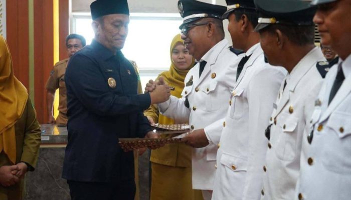 Kukuhkan 14 Kepala Desa, Bupati Irwan Dorong Kades Jadi Pelayan Masyarakat