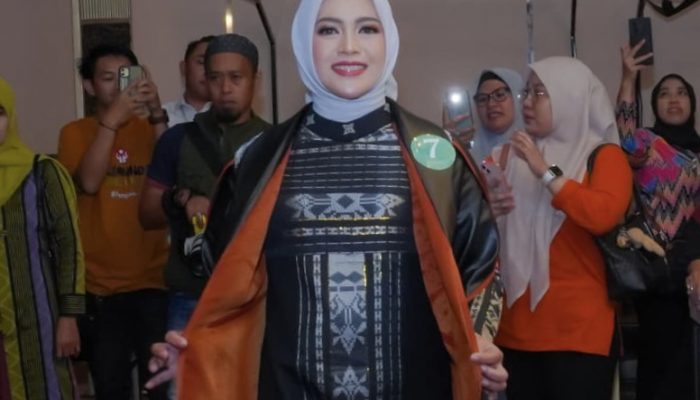 Nilasari Dhevy Bijak Tampilkan Gaun Motif Luwu pada UMKM FI3STA 2025