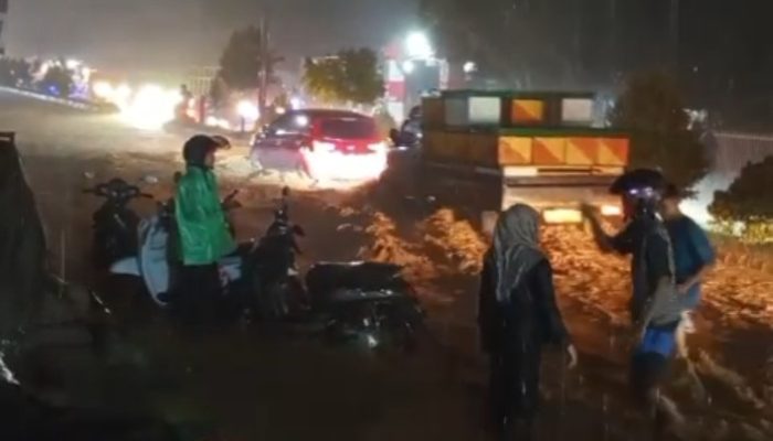 Hujan Deras Rendam Kota Palopo, Sejumlah Ruas Jalan Lumpuh dan Pengendara Terdampak