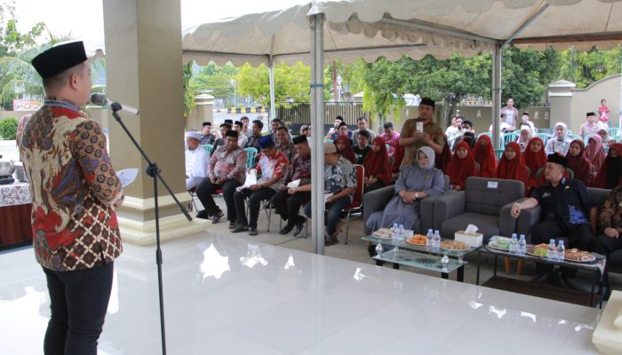 Wabup Luwu Serahkan Sertipikat Wakaf, PTSL dan Aset Pemda