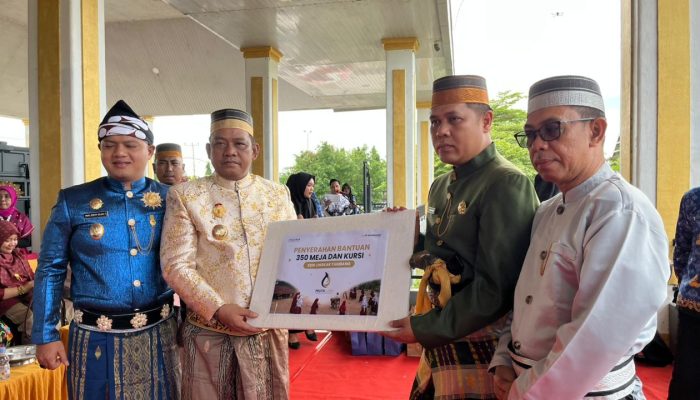 Masmindo Salurkan 450 Tas dan 350 Meja untuk Sekolah di Luwu